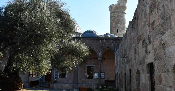 Tarihi Sarı Selim Camiinin minaresi asrın felaketine dayanamadı