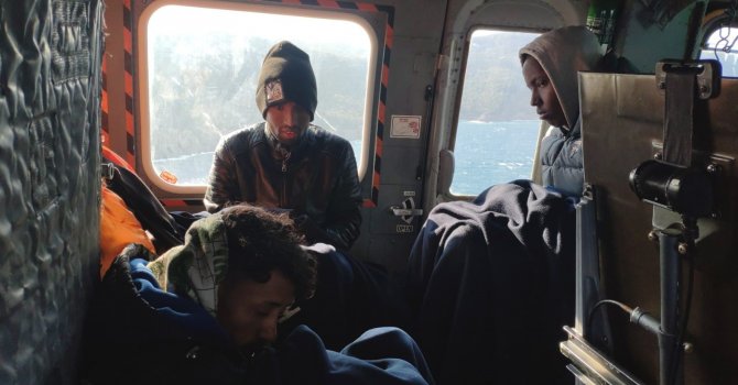 Adada mahsur kalan göçmenleri Sahil Güvenlik kurtardı