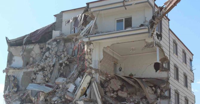 İslahiye’de ağır hasarlı binaların yıkımına başlandı