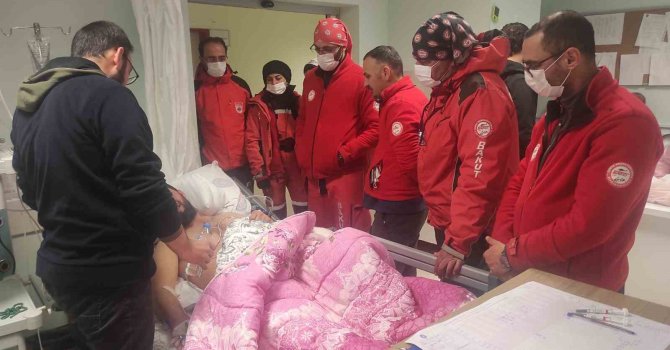 Genç anne 7 aylık bebeğini 4 gün enkaz altında emzirdi, 5’inci gün tükürükle, o da kalmayınca kolunu kesip kendi kanıyla besledi