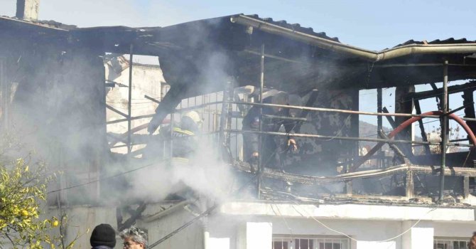 Elektrik tellerinden çıkan yangında ev kullanılamaz hale geldi