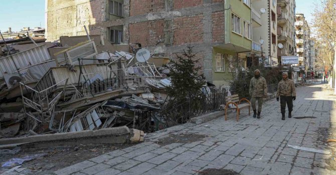 Vanlı güvenlik korucuları deprem bölgesinde nöbette