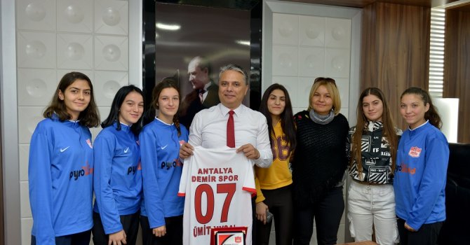 Kadın futbolculardan Başkan Uysal’a ziyaret