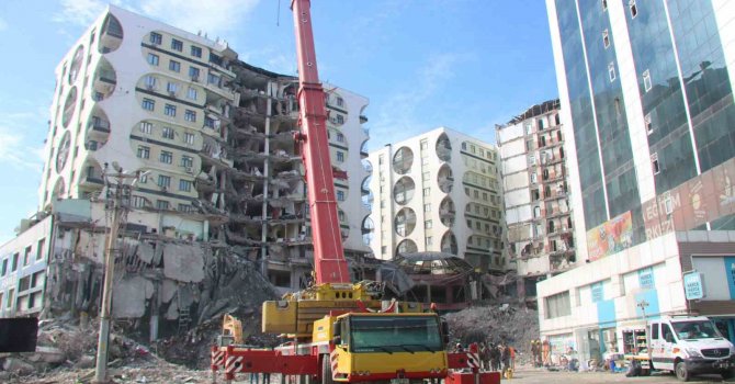 Diyarbakır’da 3 enkazda çalışmalar sürüyor