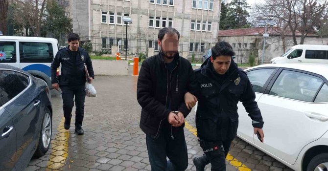 Akrabasını baltayla ağır yaraladı