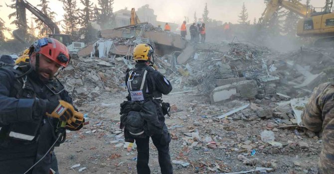 ABD’den Adıyaman’a gelen 160 kişilik ekip enkazdan vatandaşları kurtarmak için mücadele veriyor