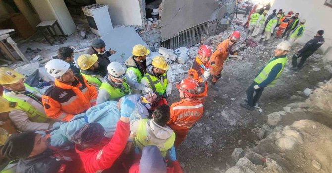 Hatay’da 228. saatte 2 kişi sağ kurtarıldı