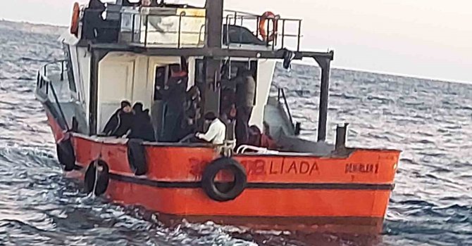 Gökçeada açıklarındaki balıkçı teknesinde 68 kaçak göçmen ve 3 göçmen kaçakçısı şüphelisi yakalandı