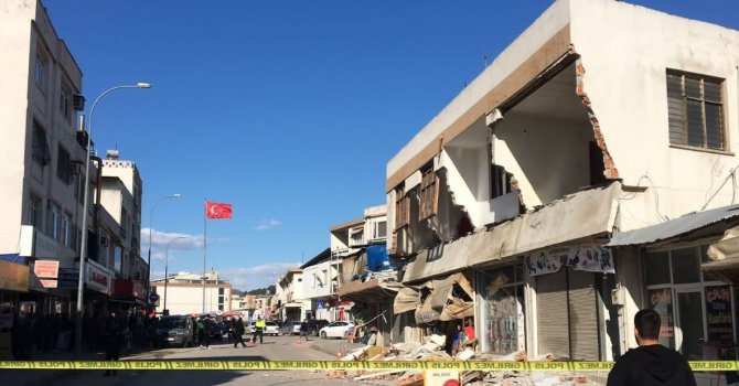 Depremde hasar alan 2 katlı binanın ön yüzü böyle yıkıldı