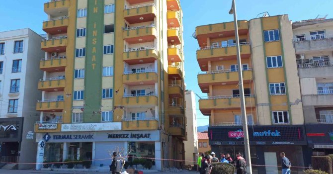 Osmaniye’de polis boşaltılan binaların çevresinde nöbet tutmaya başladı
