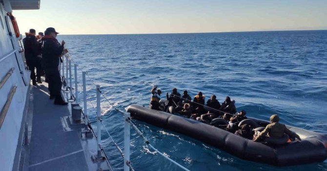 İzmir açıklarında 20 düzensiz göçmen yakalandı
