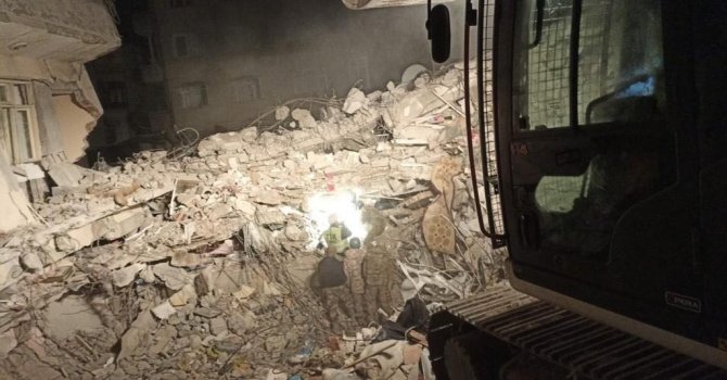 MSB: "2’nci Kolordu İstihkam Alayı arama faaliyetine aydınlatmalı olarak devam ediyor"