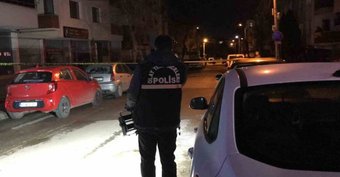 Evinin önünde silahla vuruldu