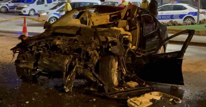 Ankara’da sulama tankerine çarpan otomobilin sürücüsü olay yerinde hayatını kaybetti