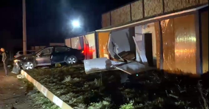 D-650’de kontrolden çıkan otomobil, konteynere çarptı: 1 yaralı