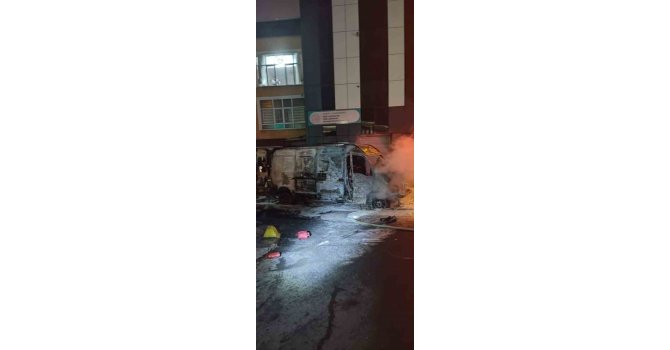 Küçükçekmece’de park halindeki araç alev topuna döndü