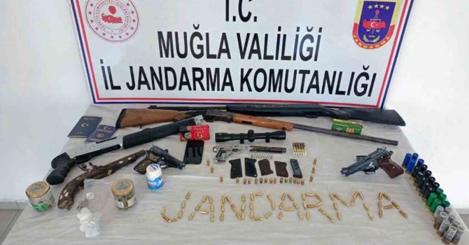 Antik tabancayı satmak isterken yakalandı