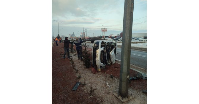 Konya’da otomobil refüje devrildi: 1 yaralı