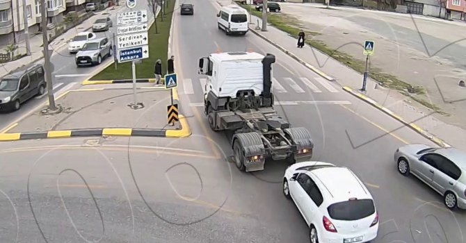 Yaya geçidinde yol vermek için duran tıra çarptı