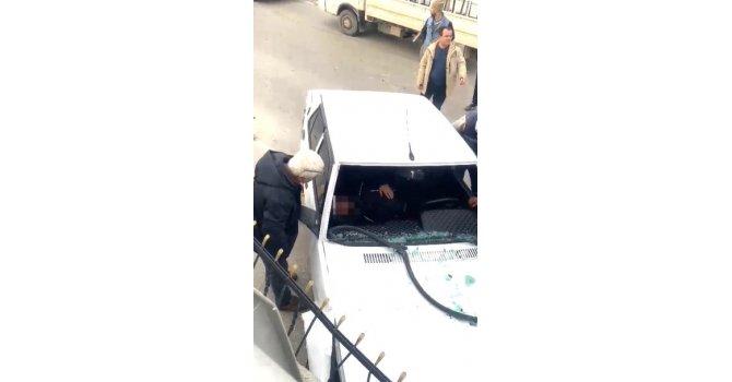 Minibüsle kafa kafaya çarpışan otomobilin sürücüsü yaralandı