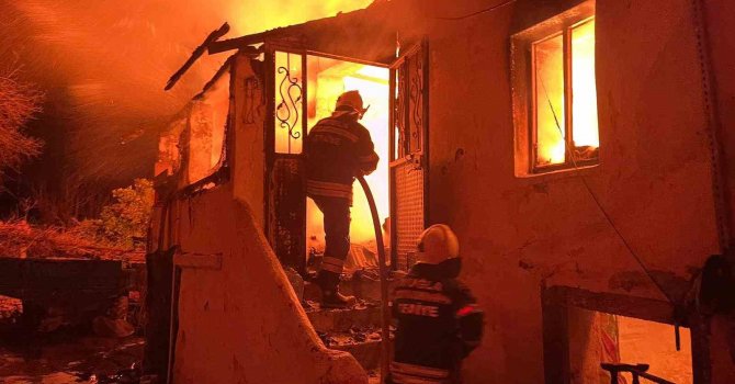 Milas’ta iki katlı ev küle döndü