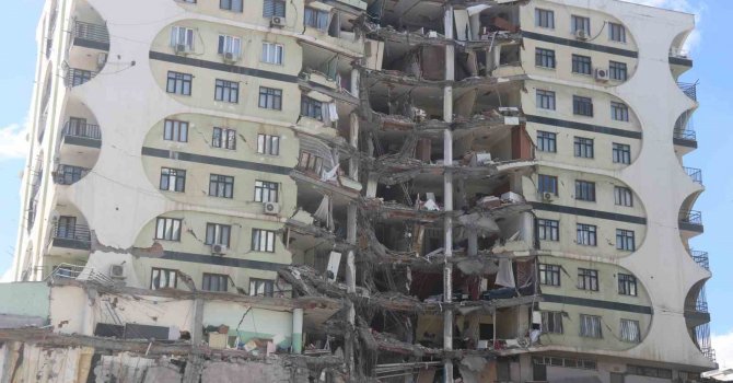 Diyarbakır’da 3 noktada enkaz çalışmaları devam ediyor