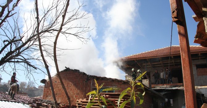 Kontrol için doktora giden yaşlı kadının evi yandı