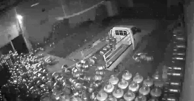 Deprem gecesi depodaki mutfak tüpleri böyle düştü