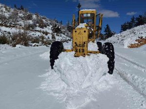 Alanya ve Kaş’ın yüksek kesimlerinde kar ve heyelanla mücadele