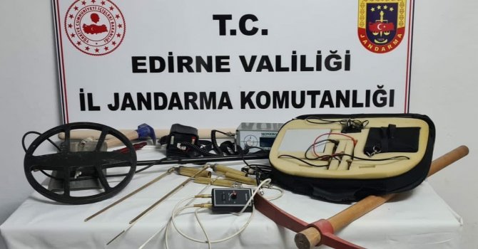 Tarlalarında define aradılar: 4 gözaltı