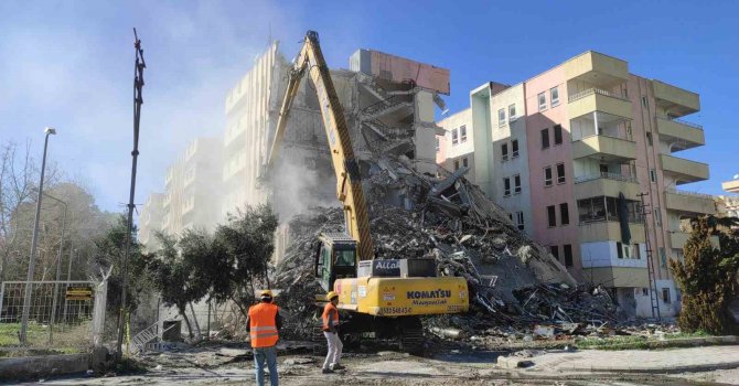 Şanlıurfa’da ağır hasarlı binalar tek tek yıkılıyor