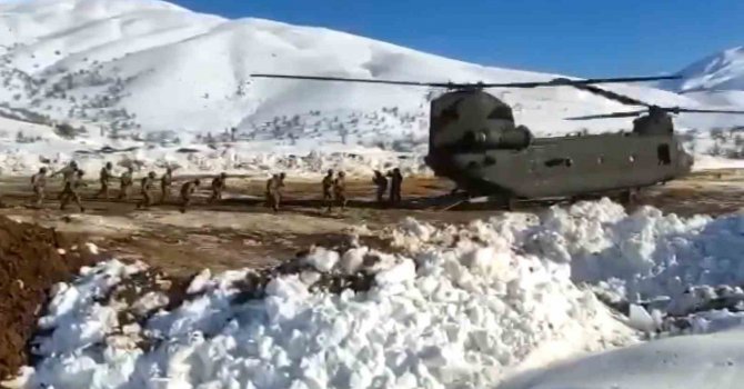 CH-47 ağır nakliye helikopterleri yardım ulaştırmaya devam ediyor