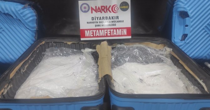 Deprem için yardıma geldiğini ileri süren bir kişinin çantasında 1 kilo 940 gram uyuşturucu çıktı