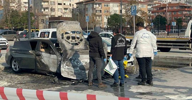 Kadiköy’de hastane otoparkında otomobil alev alev yandı