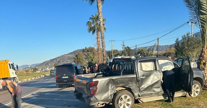 Alanya’da kamyonetle minibüs çarpıştı: 4 yaralı