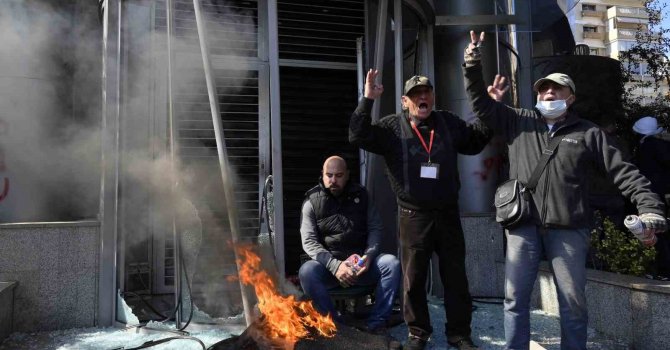 Lübnan’da halk banka şubelerini ateşe verdi