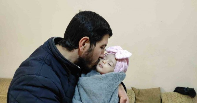 Enkazdan kurtarılan Fatma bebek, Şanlıurfa’daki amcasına teslim edildi
