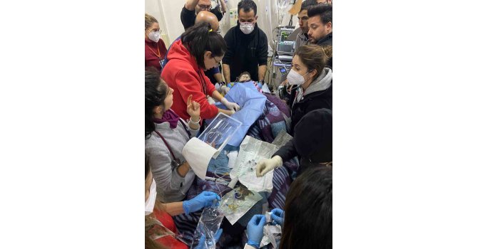 Hatay’da 10 yaşındaki Osman depremin 260’ıncı saatinde enkazdan sağ olarak kurtarıldı