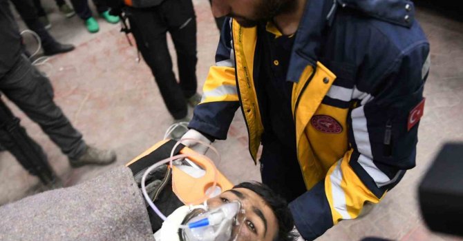 Depremden 260 saat sonra enkazdan sağ çıkarıldı, depremzedenin elindeki tesbih dikkat çekti