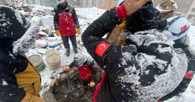 Çinli arama kurtarma görevlilerine otlu peynir ikram etmişlerdi, yeni görüntüleri çıktı