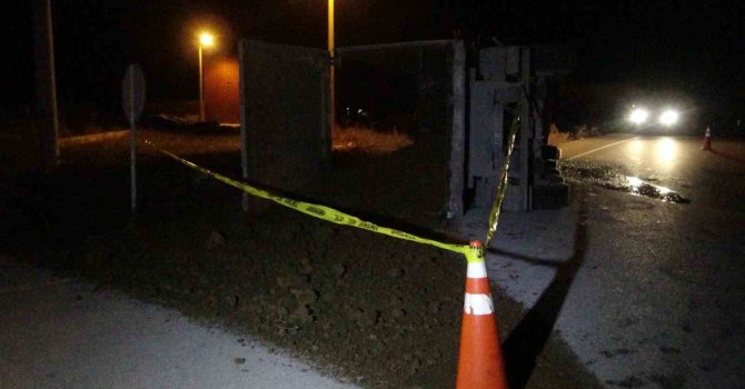 Afyonkarahisar’da toprak yüklü kamyon devrildi, bir kişi yaralandı