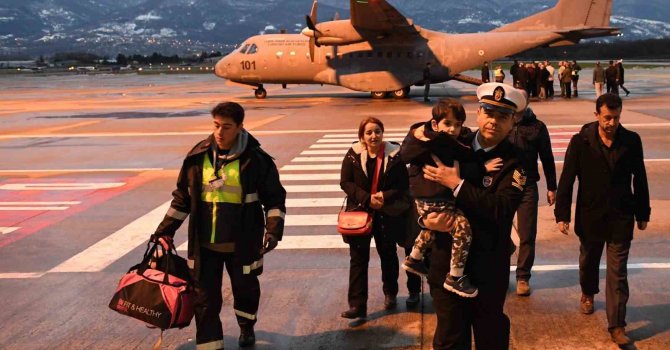 Deniz Kuvvetlerine ait uçaklarla depremzede tahliyesine devam ediliyor