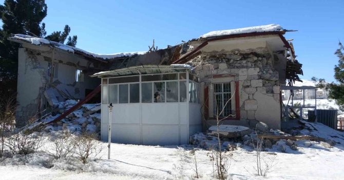 Tarihi Mitadiye Camii depreme dayanamadı