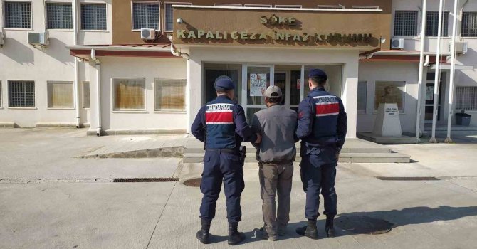 Hapiste olmaları gerekirken sokakta dolaşan 2 kişi jandarmaya yakalandı