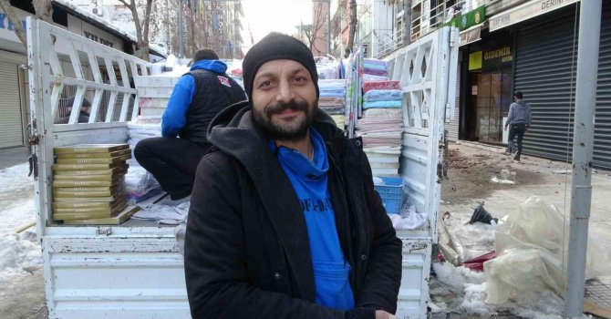 Esnaf aldıkları özel izinle enkaz altında kurtardıkları ürünlerini tahliye ediyor