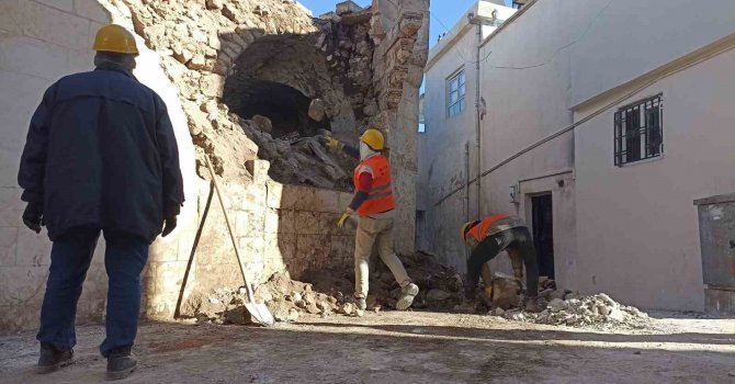 Deprem sonrası Eyyübiye’nin tarihi sokaklarındaki molozlar kaldırılıyor