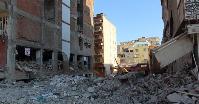 Diyarbakır’da 2 müteahhit yaptıkları binanın enkazında hayatını kaybetti