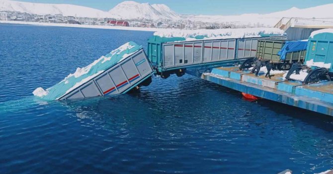 Tatvan’da feribota yükleme yapılan vagonlardan biri göle düştü