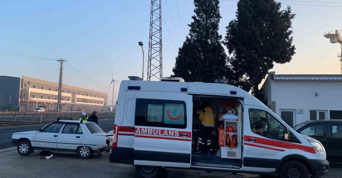 Çerkezköy yolunda işçi servisiyle otomobil çarpıştı