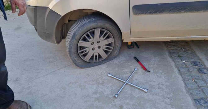 Araçların lastiklerini kesen şahıs, güvenlik kamerasına yakalandı